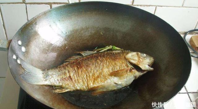 鱼皮|煎鱼时,不要再用姜片擦锅,牢记这3点,保证鱼好看不粘锅不破皮
