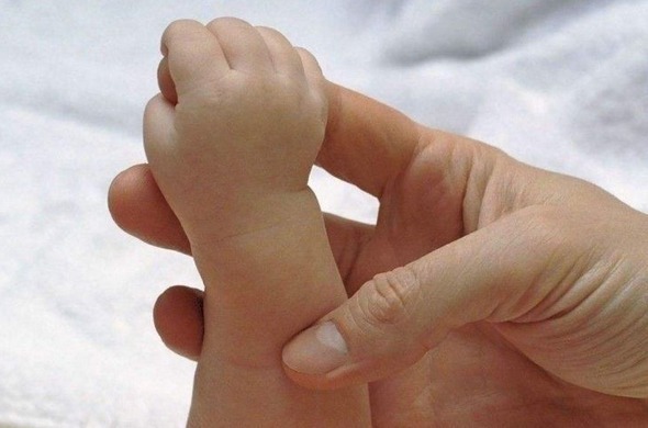 父母|奶奶忍痛拔下宝宝呼吸器,父母悲痛欲绝,接下来场景连医生都蒙了