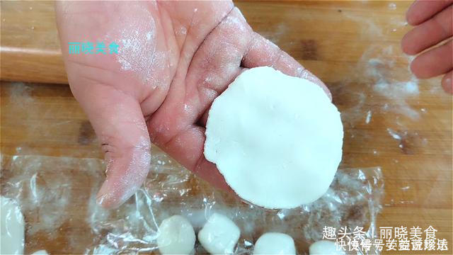 糯米粉开水烫一烫，不加鸡蛋不加油，个个酥脆鼓大泡，比薯片好吃