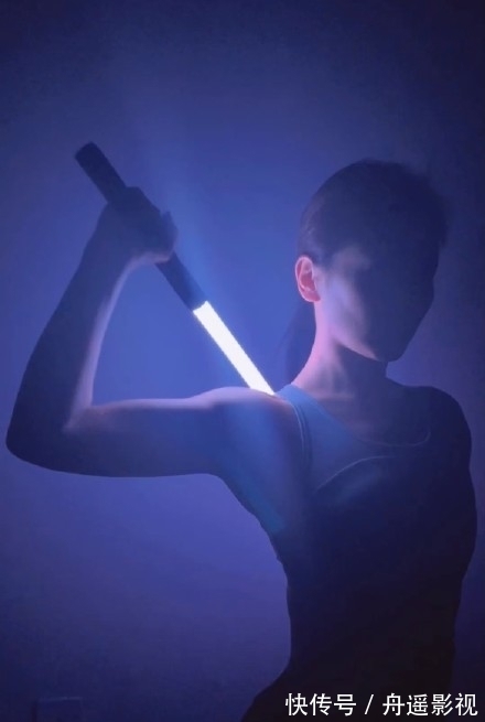 刘涛晒光剑变装挑战视频 手臂肌肉线条明显