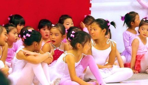 舞蹈|6岁女孩自学舞蹈,当做到这个动作时,宝妈红着脸制止了孩子