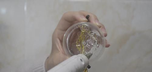 塑料瓶|塑料瓶上穿一根绳子,放在卫生间一年省下不少钱,早点知道就好了