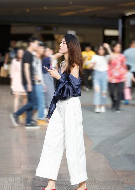 街拍：时髦大方的时尚美女，蓝色牛仔装的搭配潇洒又气派