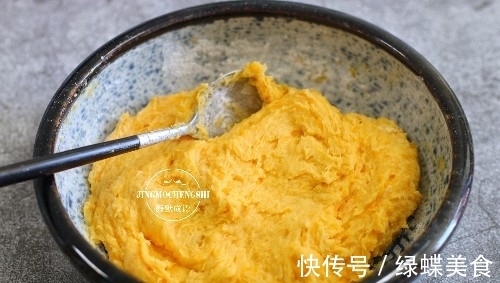 用红薯做可口小零食，香甜软糯，孩子一口一个，眨眼就光盘