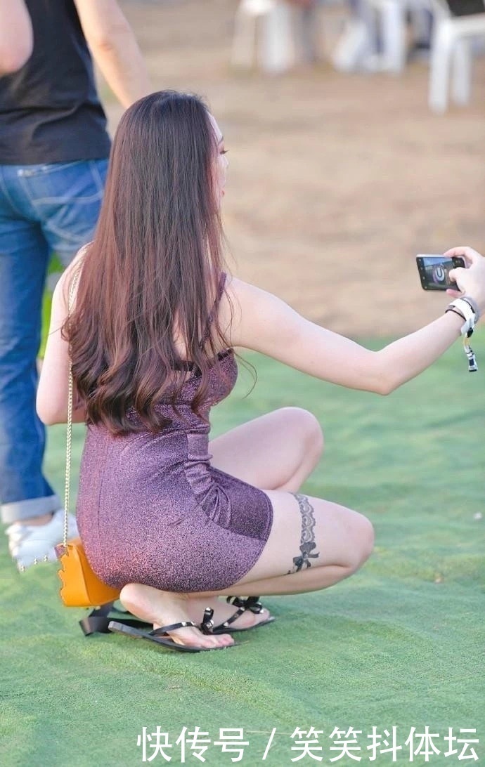 美女街拍紫金色长裙美女,拿把扇子的性感可以媲美不知火舞