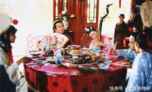 原因|贾宝玉是贾府最受宠的晚辈,为什么他最缺钱?原因不简单