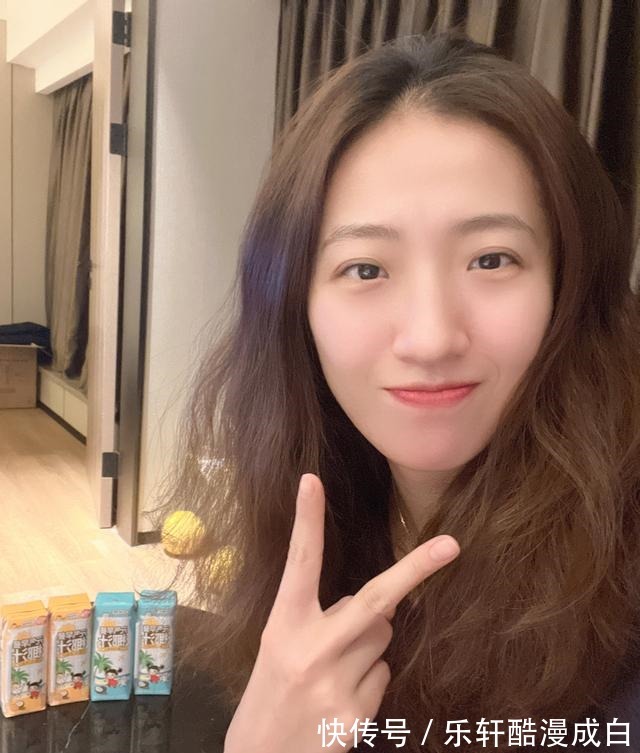 辽宁女排|丁霞很美丽!30岁女排二传晒新年照一头飘逸长发,比剪刀手可爱