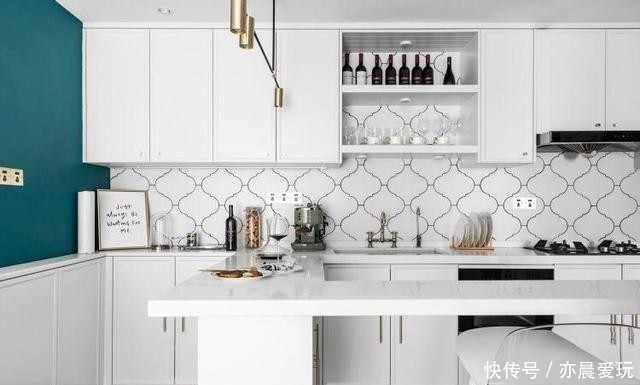 大气|现代简约风的新房,轻奢大气,入户就被客厅背景墙迷住,漂亮极了