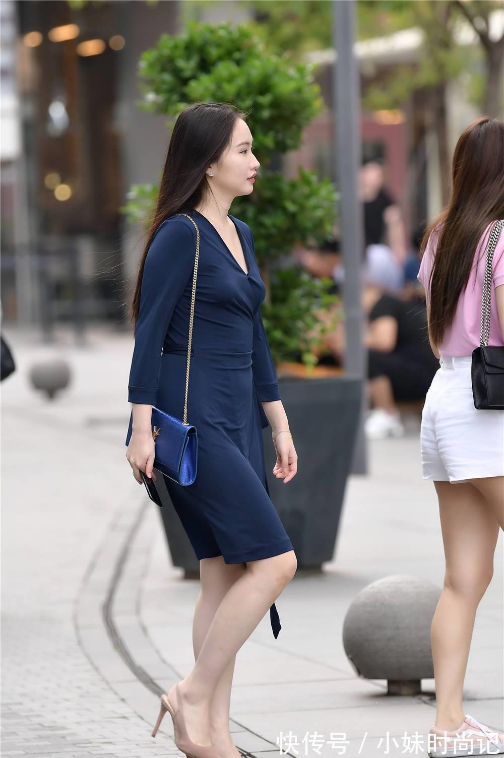 小姐姐|街拍:2闺蜜深蓝色长袖连衣裙,收腰系带设计,配肉色尖头细跟鞋