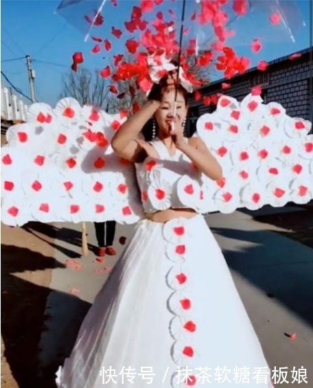 红纸|新娘用白纸和红纸做成婚纱拍婚纱照,成片很有创意却遭老人白眼