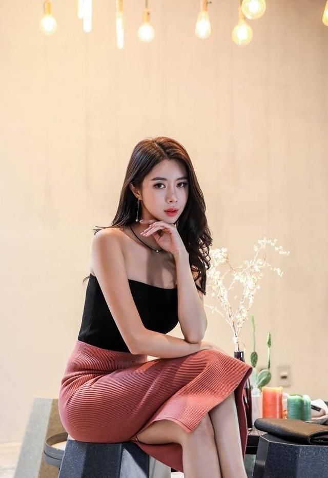 成熟妩媚的小姐姐，时尚穿搭抹胸紧身裙，尽显高挑女神气息