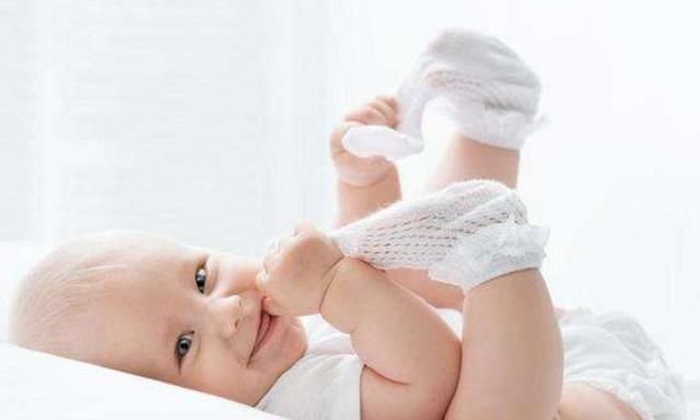 不舒服|宝宝为什么总喜欢脱袜子？这层原因，家长最好提前知道