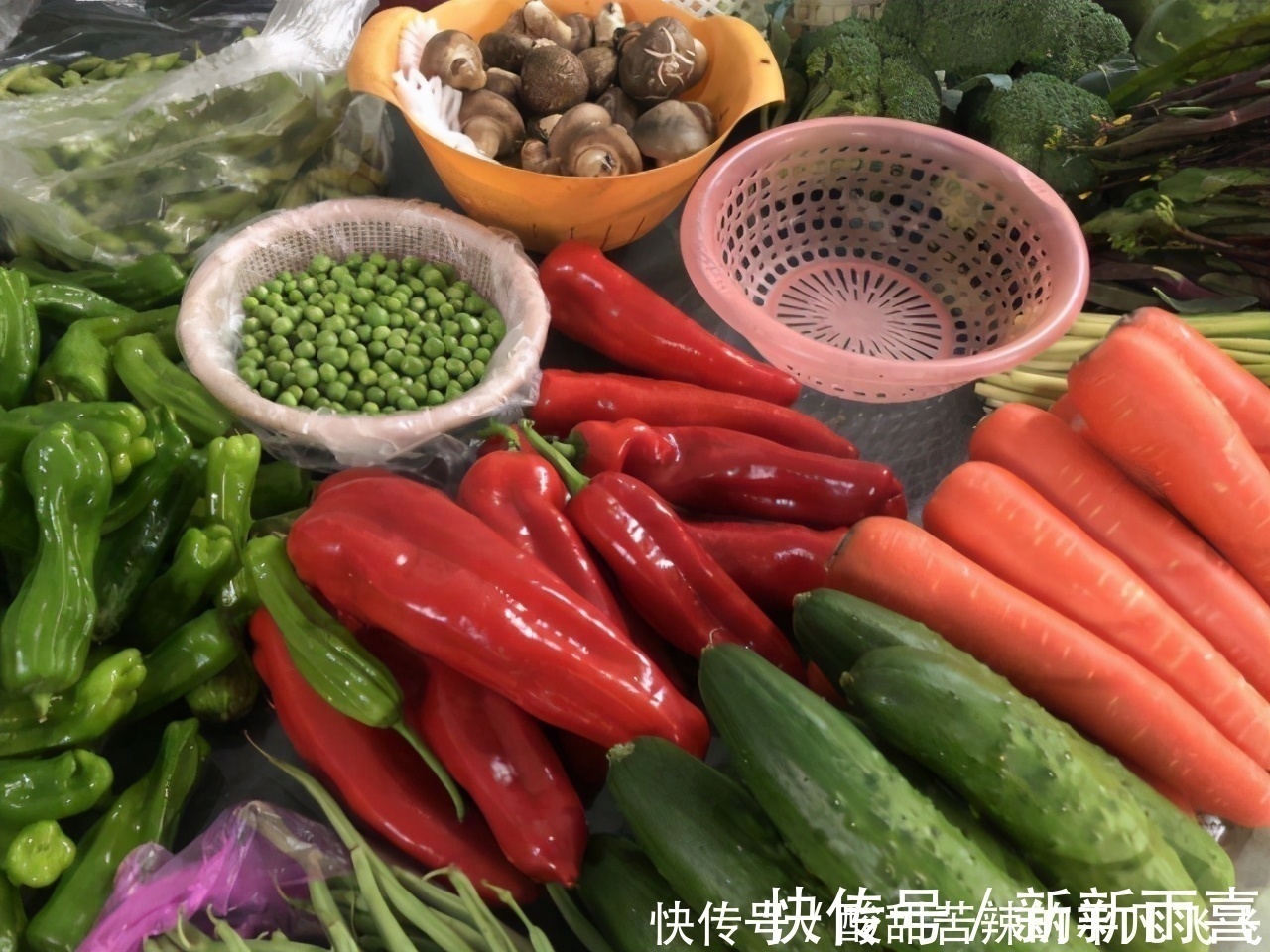 大佬们|电商巨头跟“卖菜大妈”抢生意！而任正非的行为，给他们上了一课