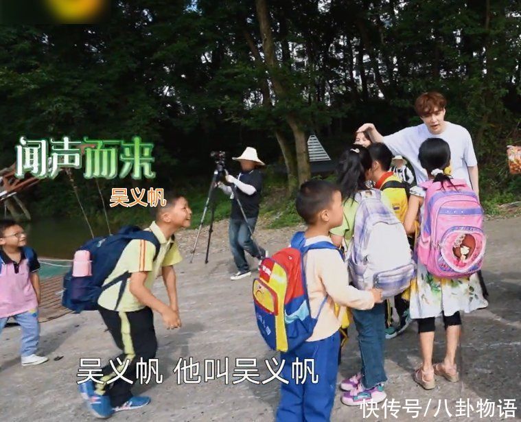 小朋友|张艺兴外出招呼小朋友，却意外偶遇“吴亦凡”，下意识表情太好笑