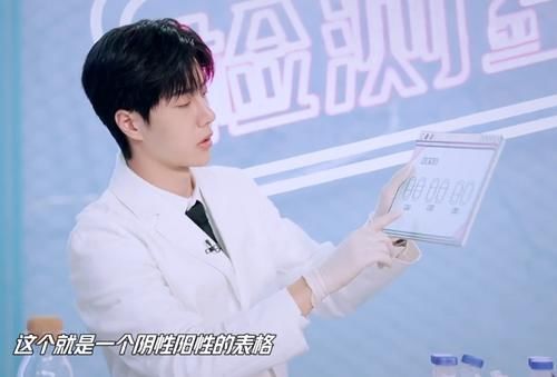 王一博念结束词眯成迷弟眼，顺着他视线看台下，这隔空撒糖的方式绝了