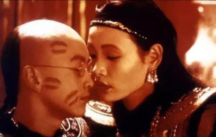 口红|溥仪半夜吃“河车丸”,发现贴身侍卫嘴角有口红,揭开一桩皇室丑闻