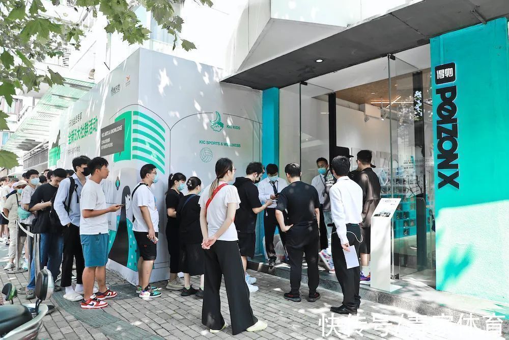 落地窗前 家人们,我奔现了!得物新店下一站,是你的城市吗?