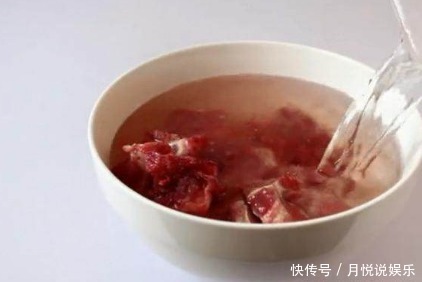 排骨别再用开水焯了,往水里放点它,血水和脏东西自动跑出来!