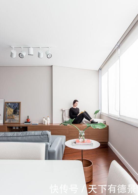 电视柜|电视柜越长越好，靠墙打到窗户边，上面坐人下面收纳，1㎡不浪费