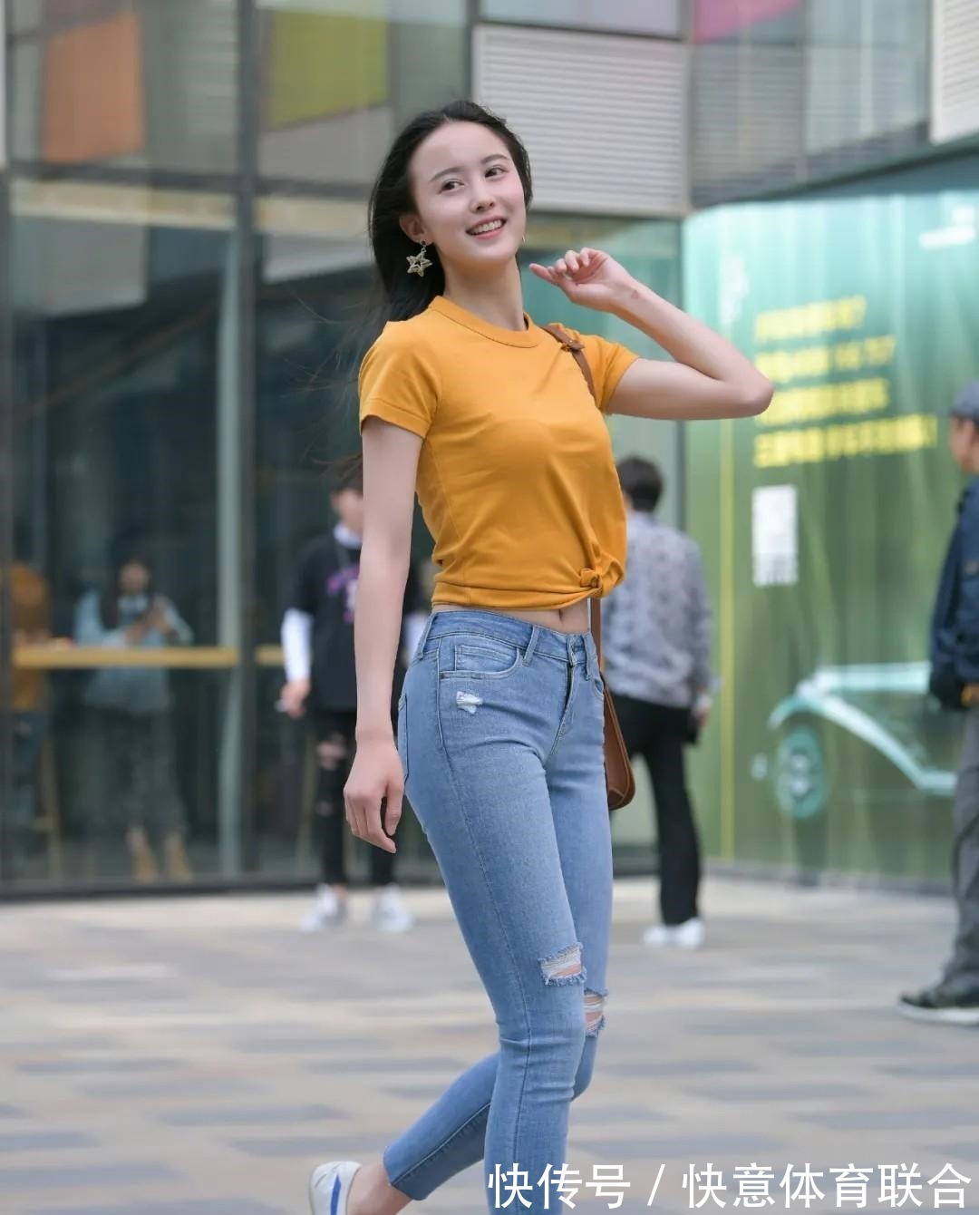 女生 破洞牛仔裤,搭配常规T恤衫,青春少女又温柔可人!