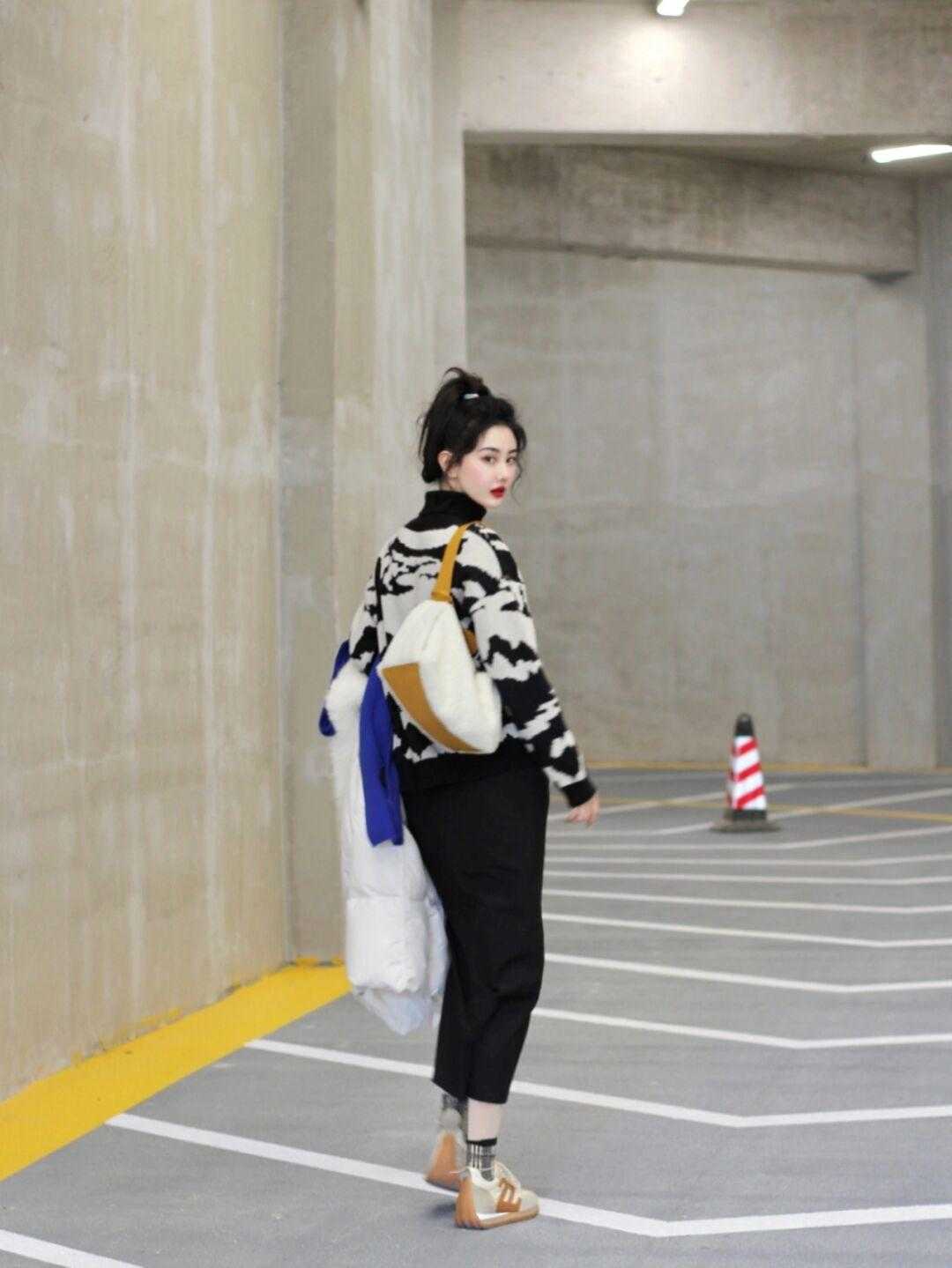 羽绒服|浅色系长款羽绒服,学会这招搭配起来又快又准