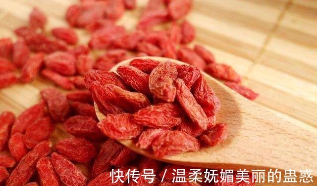 枸杞|钓鲤鱼最好的饵料不在渔具店，而在菜市场，这三样东西混合就行