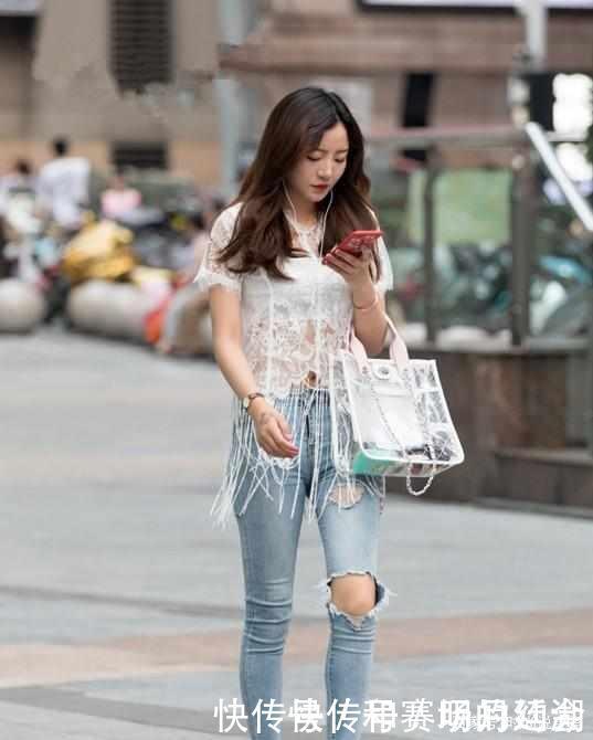 牛仔裤简约又不乏设计感，整体时尚靓丽的造型风格气质不凡