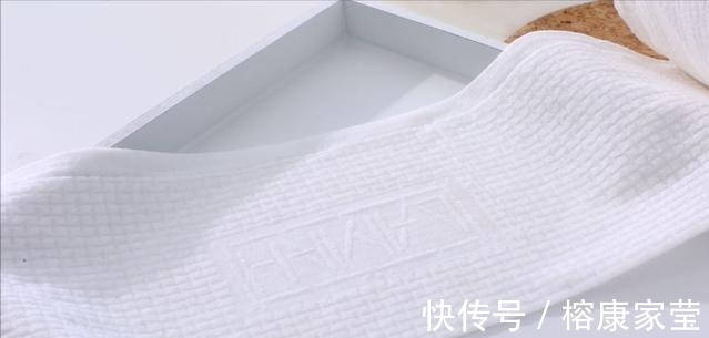 洗脸巾|你家马桶上还在挂毛巾架吗?建议学学年轻人的方法,精致又好用