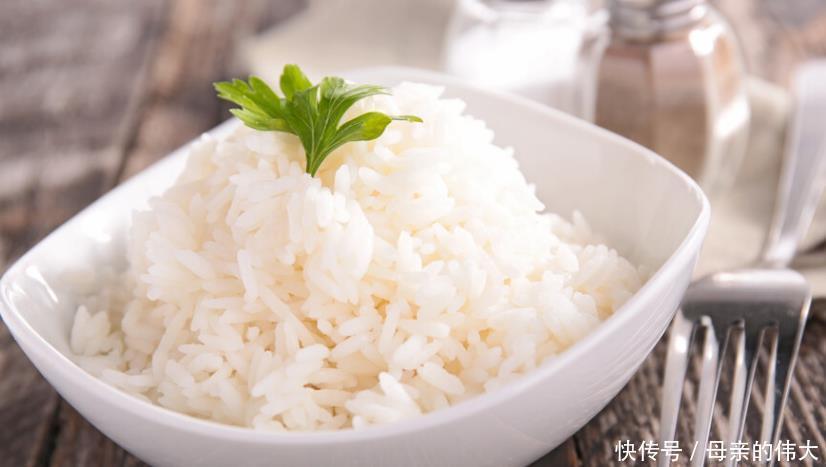 煮米饭时,别只加清水下锅,水里多加2味,米饭香甜全家爱吃