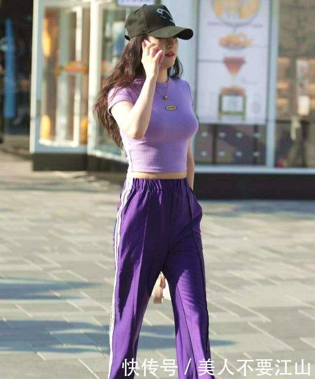 一身紫色穿搭,美女轻松减龄,好似18岁