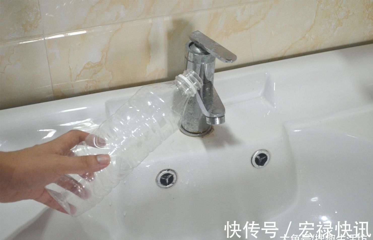 洗脸池上放一个塑料瓶, 没想到作用这么大, 看完赶紧去试试