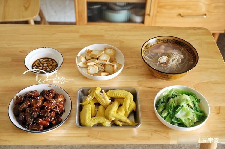 一家三口的午餐在朋友圈火了,整桌没个鱼,网友:精打细算太掉价