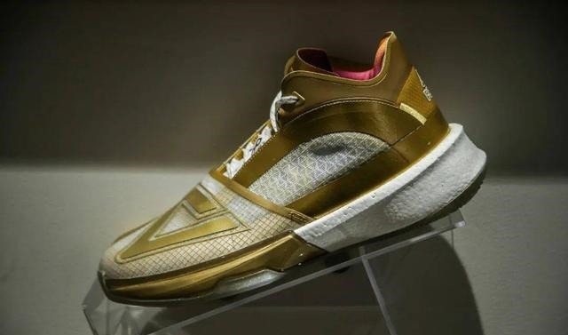 碳板跑鞋 新鞋谍照看个够!安踏又出新科技,匹克碳板跑鞋终于变帅了!