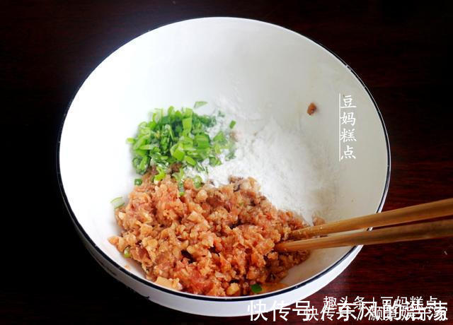 孩子|莲藕猪肉丸的做法，方法简单，真香！过年孩子抢着吃