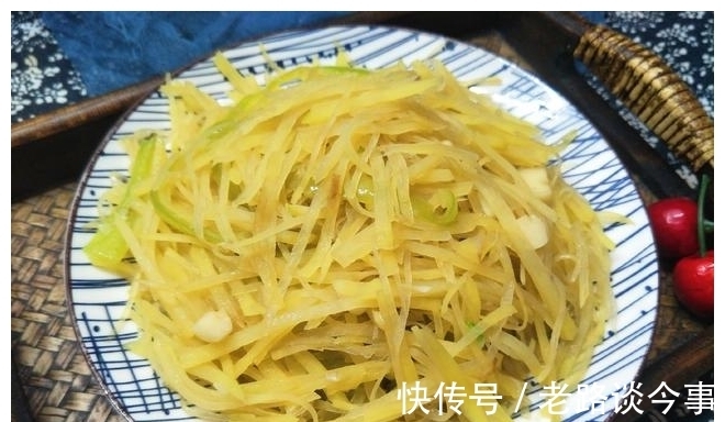 青辣椒|炒土豆丝时，直接倒醋是外行，教你1个妙招，土豆丝好吃不呛口