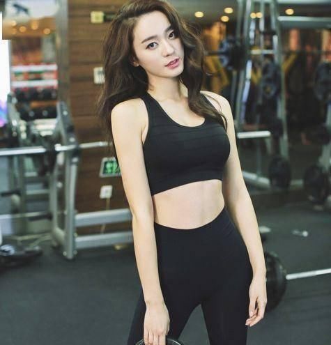 紧身打底裤 小姐姐爱穿紧身打底裤,柔软细腻的穿着非常显高,很有时尚感