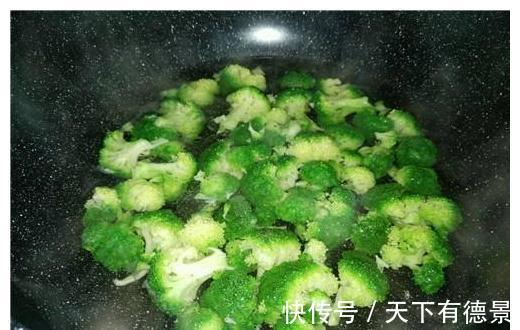 西兰花炒牛肉|此菜5分钟炒好，是减脂增肌菜，做晚餐，饱肚子，腰肢纤细身材好