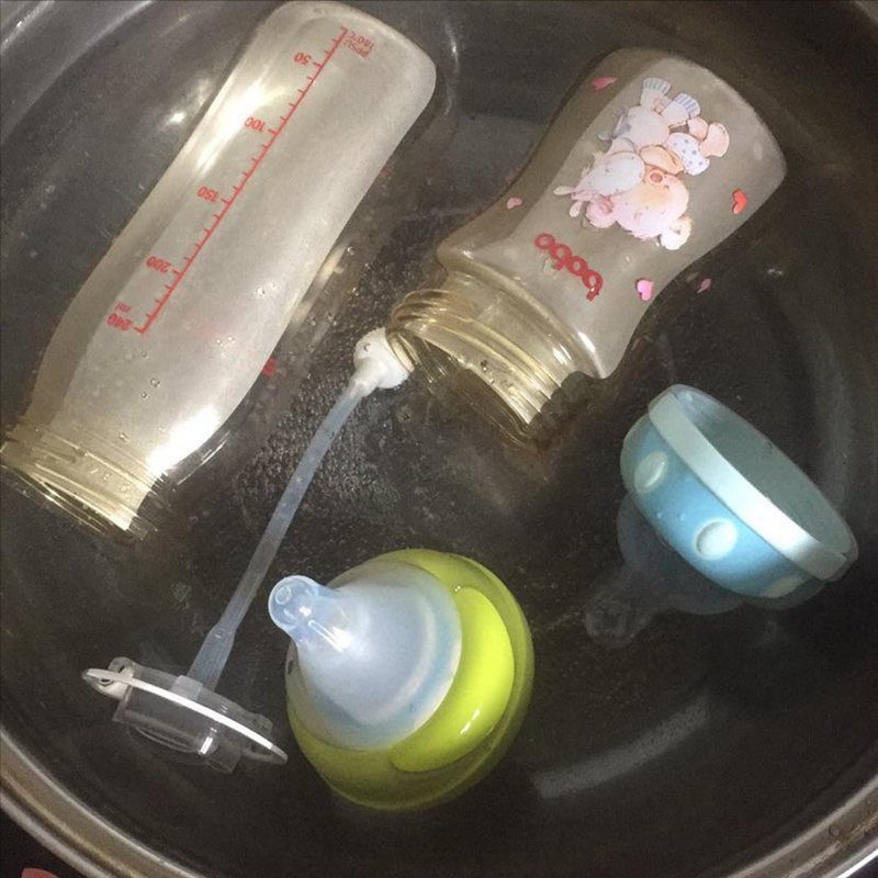 给奶瓶这样消毒是不对的,宝宝喝的相当于是“毒奶”,要纠正