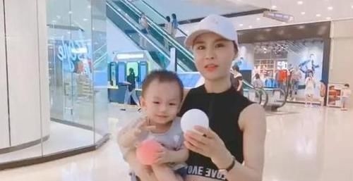 外孙|最美外婆产房外走红,风头盖过婴儿,外婆:看我不如看我外孙