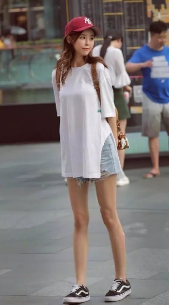 街拍衣着时尚靓丽的小姐姐，一定很有爱心吧