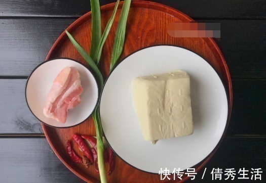 炖豆腐时,往锅里扔这2味香料,炖出来的豆腐又香又嫩,超美味!