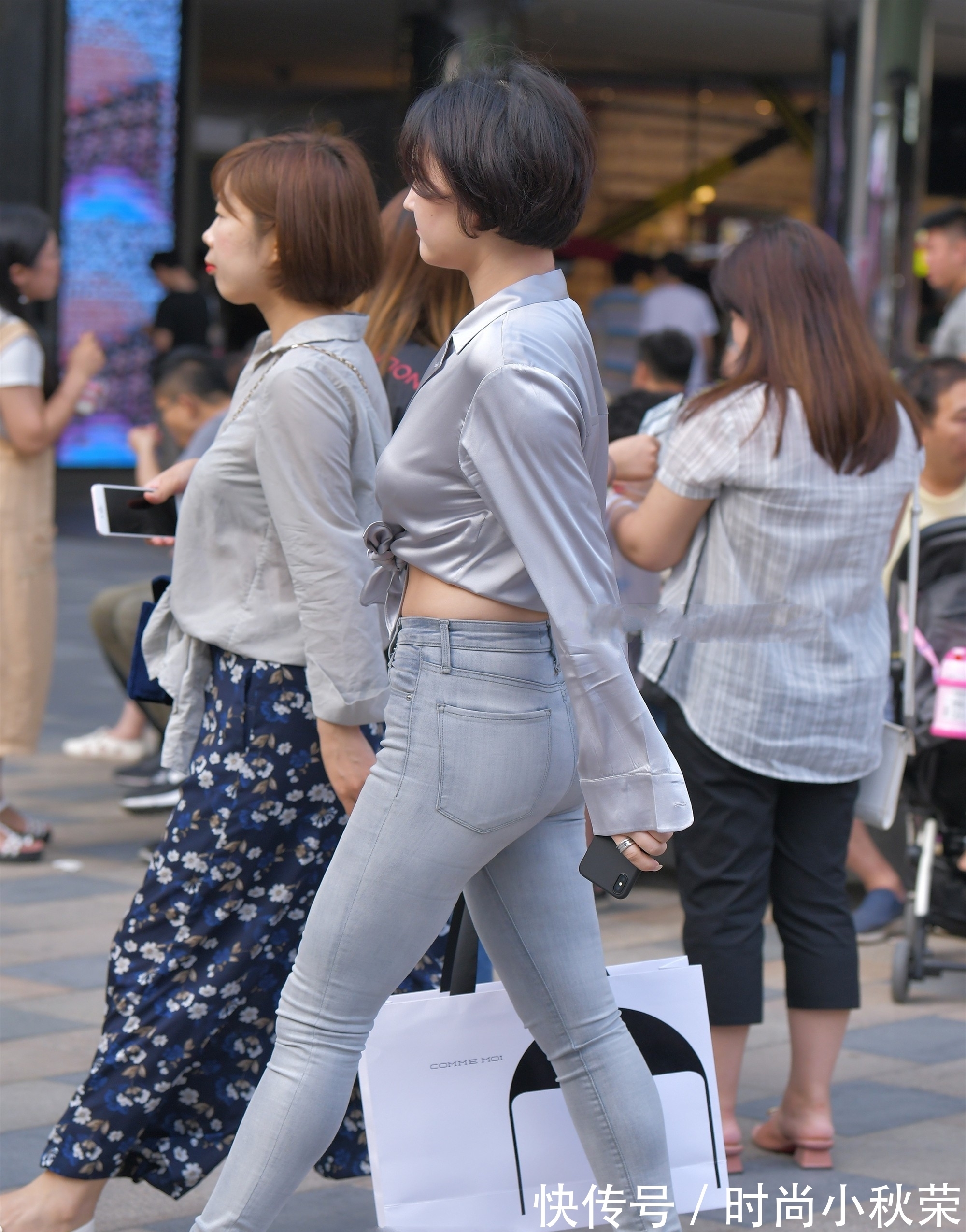 复古|银色真丝衬衫搭配浅灰破旧牛仔裤,风格独特,复古气息十足