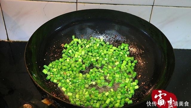 为什么你炒的蒜苔不入味,因为少了这一步!