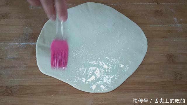 食材|葱花饼这样做太香了，多加1种食材，外酥里软，凉了也不硬，解馋