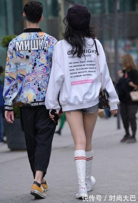 牛仔裤 穿着卡其色,时尚而老成,充满高级感