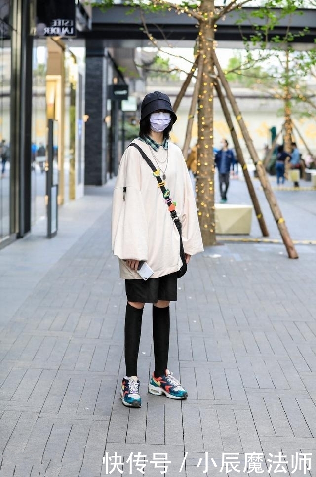 路人街拍,靓女穿小V领的黑色上衣,尽显休闲的时髦范