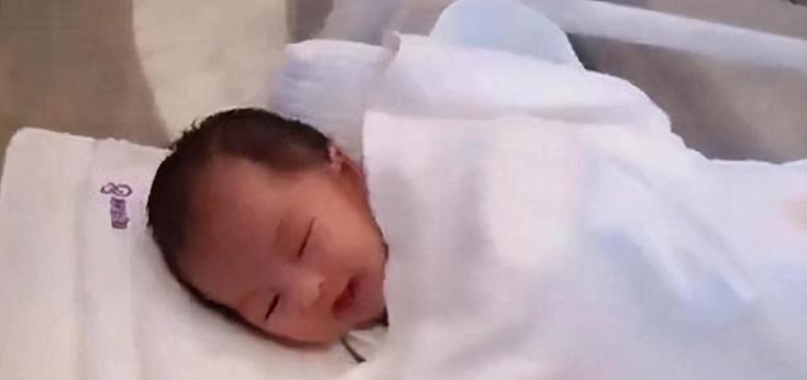 整容|“最美新生儿”火了,护士直呼“想抱走”,网友:娘胎里整容了