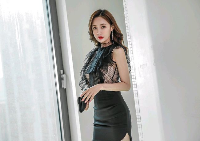 代入感 美女能穿这种裙子,就怪她的身材和比例,真的简直不要太完美