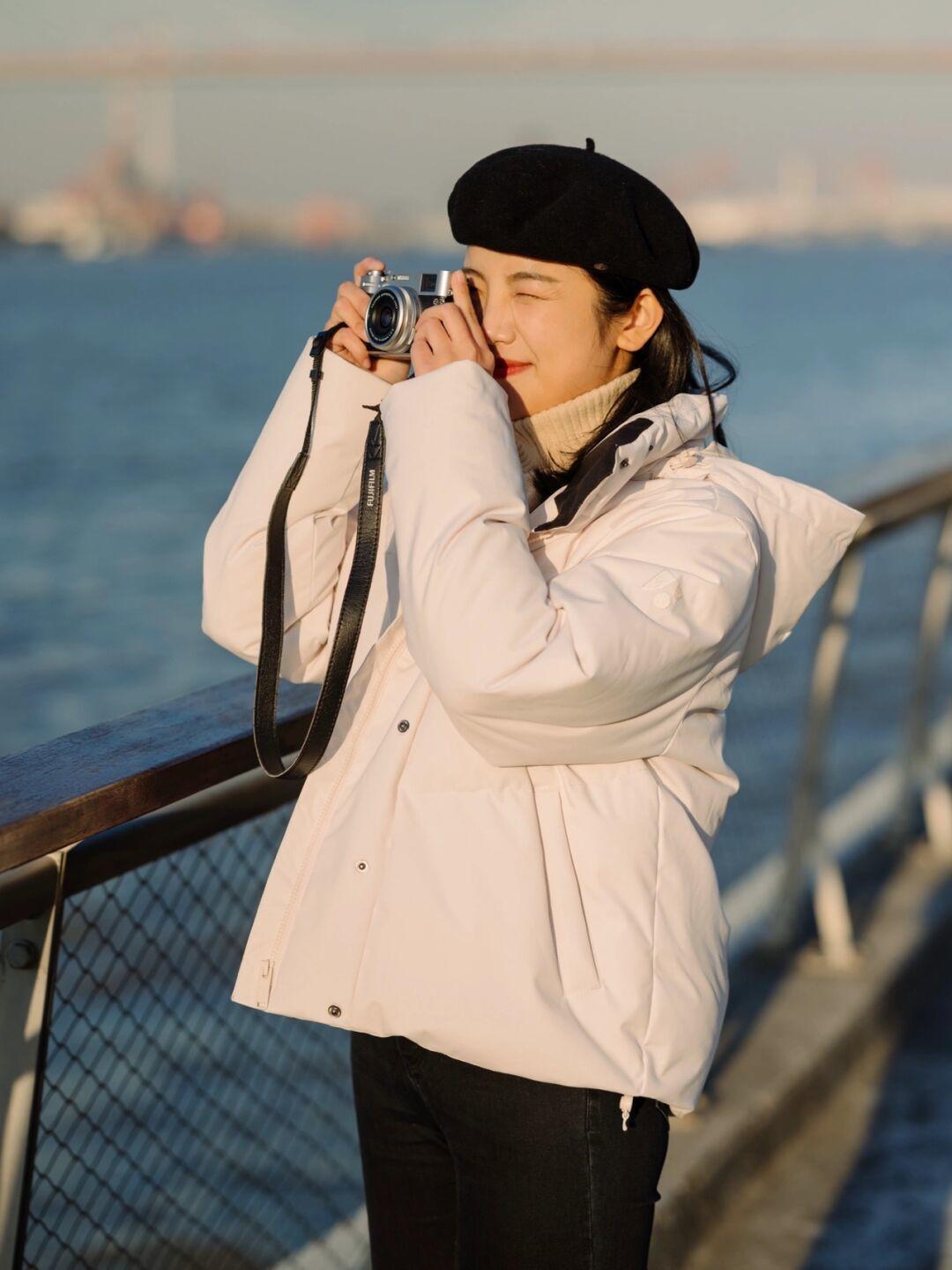 修身牛仔裤 寒冷的冬季怎么穿?羽绒服的搭配思路总结好了,穿出优雅时髦