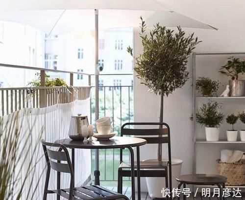 铁艺网|以后阳台我也不封,这样幕布搭木架上遮阳,跟豪宅小露台一样惬意